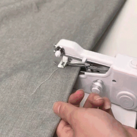 Mini máquina de coser en acción